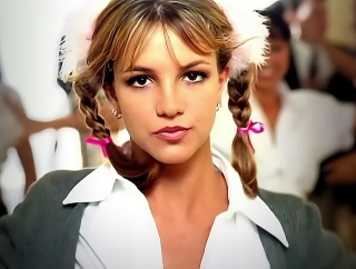 Клип Бритни Спирс на песню "...Baby One More Time" набрал более 1 миллиарда просмотров на YouTube