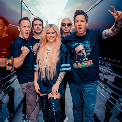 Avril Lavigne и Simple Plan возвращают нас в 2000-е с новой песней "Young & Dumb"